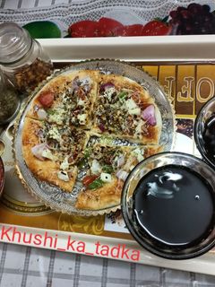 ચીઝી પનીર પિઝા(Cheesy paneer pizza recipe in gujarati) રેસીપી મુખ્ય ફોટો