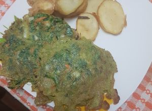 Una foto de Fritos de acelga con papas doradas