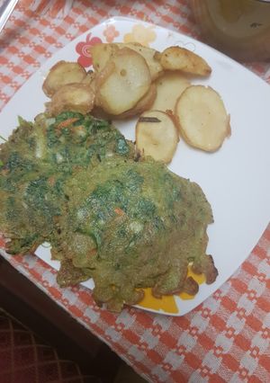 Una foto de Fritos de acelga con papas doradas