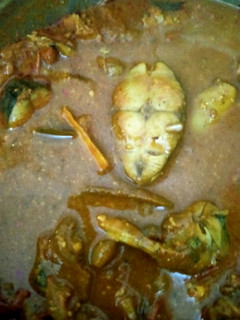 வஞ்சிரம் மீன் குழம்பு (Vanjiram meen kulambu recipe in tamil) செய்முறை முக்கிய புகைப்படம்
