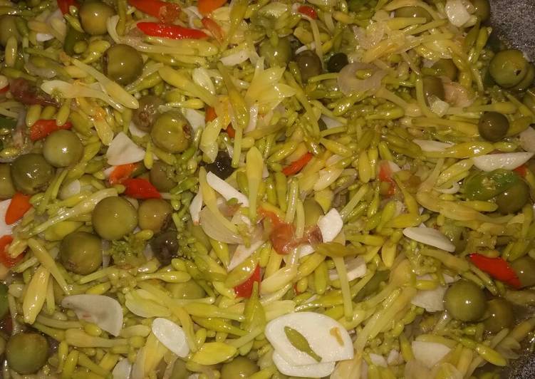 Oseng kembang gandul (pepaya) plus cepokak