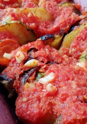 O poză a rețetei Legume la cuptor cu sos de roșii și usturoi.