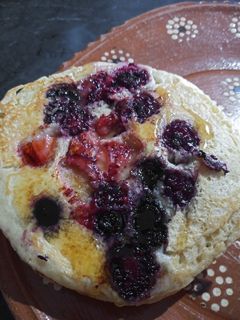 Una foto de Hot cakes con frutos rojos 🍓🍒🍇