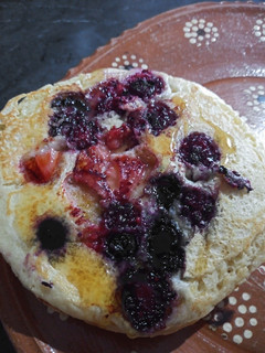 Una foto de Hot cakes con frutos rojos 🍓🍒🍇