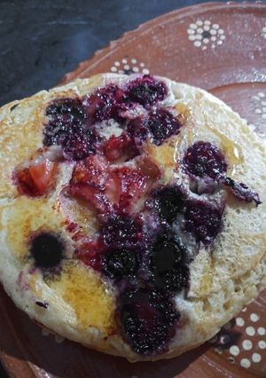 Una foto de Hot cakes con frutos rojos 🍓🍒🍇