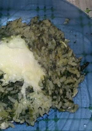 Una foto de Arroz con espinaca y huevos