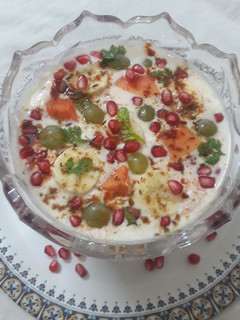 फ्रूट रायता (fruit raita recipe in hindi) रेसिपी मुख्य फोटो