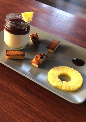 Une photo de Panacotta fruits rouges avec ses minis financiers sans gluten