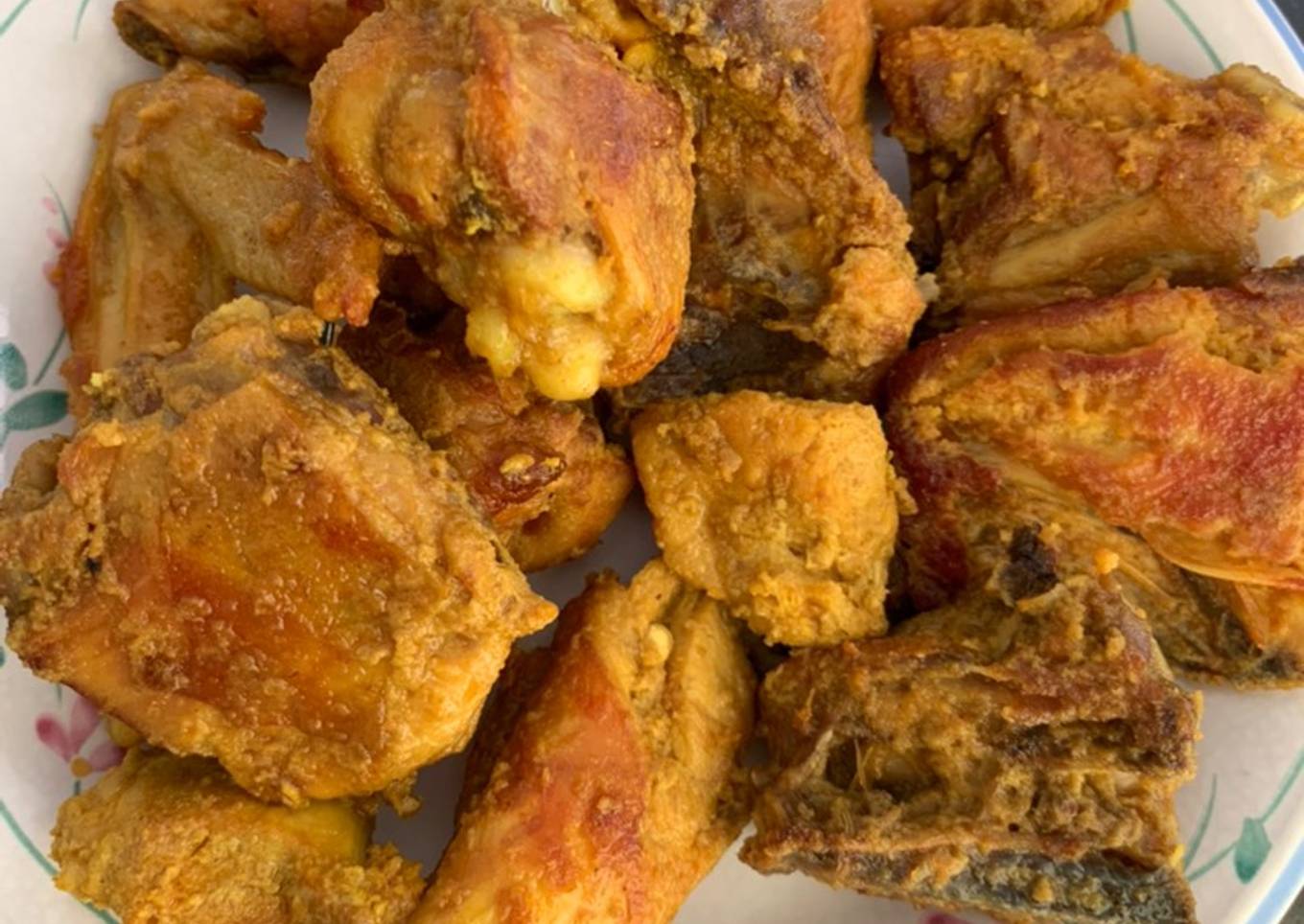 Ayam goreng kunyit