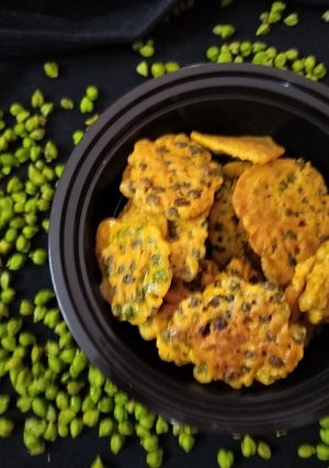 A picture of Fresh green gram fritters.