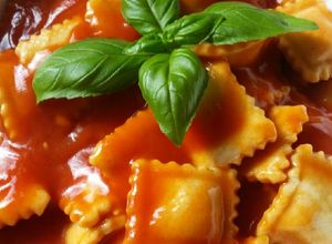 Φωτογραφία της συνταγής Ravioli με σάλτσα τομάτας, πάστα ελιάς και φρέσκα μυρωδικά