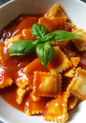 Φωτογραφία της συνταγής Ravioli με σάλτσα τομάτας, πάστα ελιάς και φρέσκα μυρωδικά