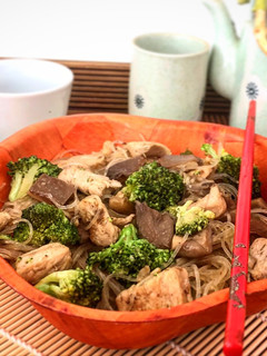Una foto de Fideos de arroz salteado con pollo, brócoli y setas