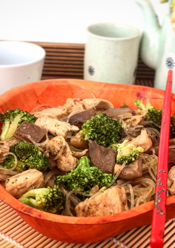 Una foto de Fideos de arroz salteado con pollo, brócoli y setas