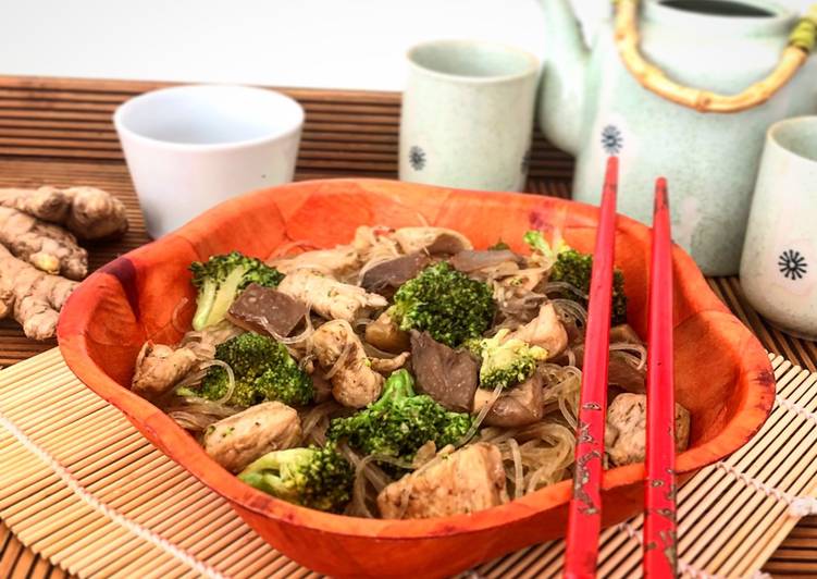 Fideos de arroz salteado con pollo, brócoli y setas