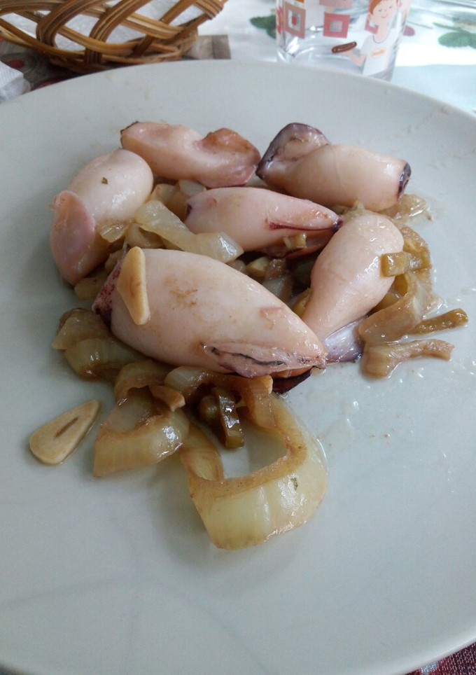 Una foto de Txipirones encebollados