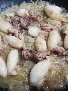 Una foto de Chipirones encebollados al vino blanco 🦑🥂