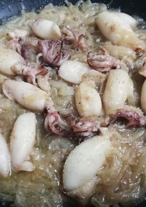 Una foto de Chipirones encebollados al vino blanco 🦑🥂