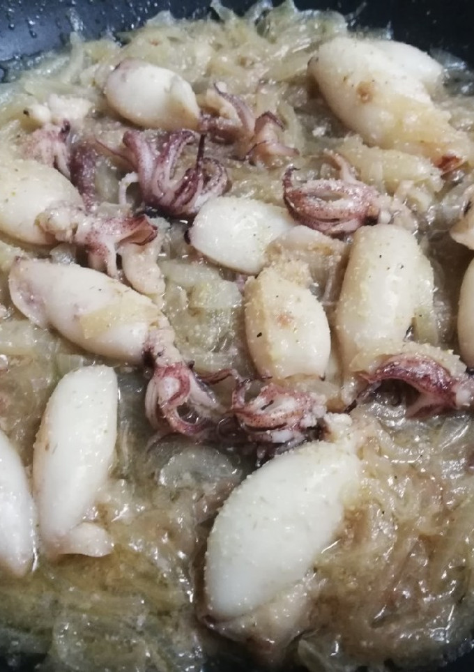 Una foto de Chipirones encebollados al vino blanco 🦑🥂