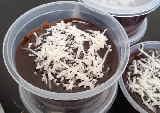 Bolu Kukus Chocolatos dengan saus cokelat