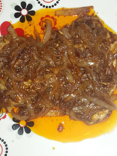 Una foto de Atún encebollado en soja