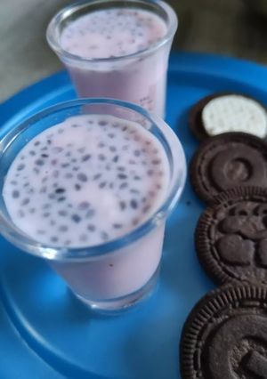 रोज़ सब्जा ड्रिंक(rose sabja drink recipe in hindi) रेसिपी मुख्य फोटो