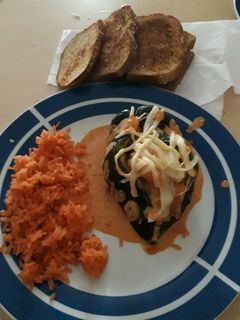 Una foto de Chile poblano relleno de camarón en crema chipotle