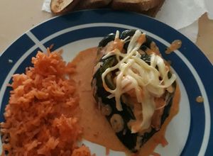 Una foto de Chile poblano relleno de camarón en crema chipotle