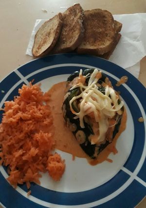 Una foto de Chile poblano relleno de camarón en crema chipotle