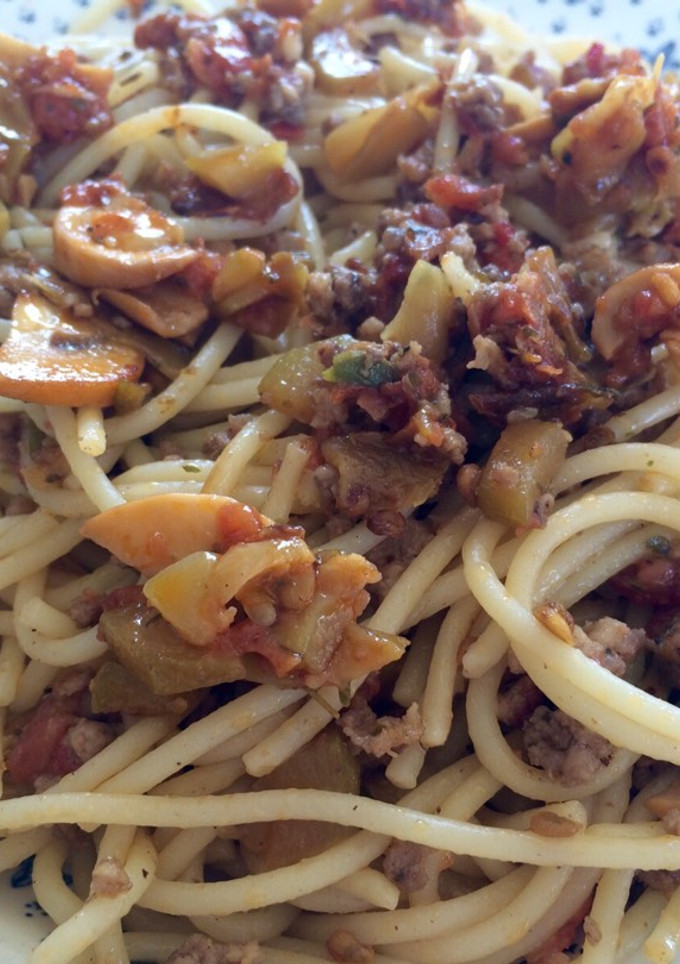 Una foto de Espaguetis boloñesa con verduras