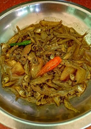 আম দিয়ে খাট্টা- মিঠা মৌরলা মাছ (khatta meetha mourala mach recipe in Bengali) রেসিপির প্রধান ছবি