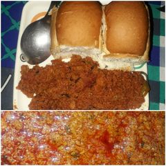 A picture of Soya keema with pav.