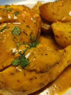 Una foto de Pollo Asado con Leche de Coco, Curry y Kimchi