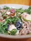 Ensalada de pollo, frambuesas y manzana