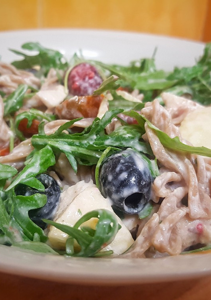 Una foto de Ensalada de pollo, frambuesas y manzana