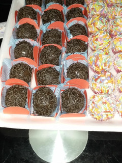 Una foto de Brigadeiros de chocolate con naranja