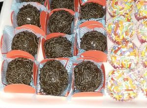 Una foto de Brigadeiros de chocolate con naranja