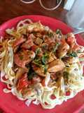 Fideos con pollo, tomate y champignones