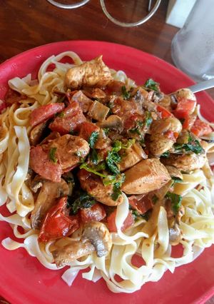 Una foto de Fideos con pollo, tomate y champignones