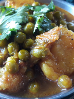 कुकर में आलू मटर की सब्जी (Cooker me aloo matar ki sabzi recipe in Hindi) रेसिपी मुख्य फोटो