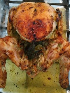 Una foto de Pollo con salsa verde de ajo y perejil