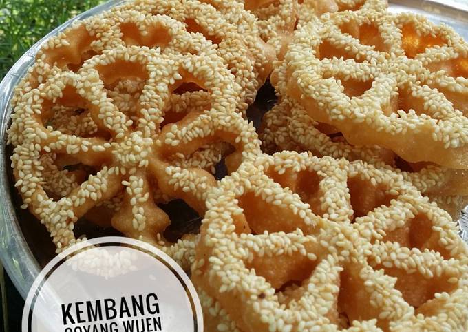 Standar Resep enak bikin Kembang Goyang Wijen oleh-oleh  tidak berminyak dan tahan lama