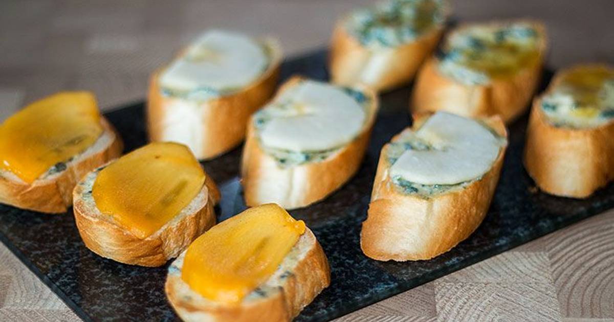 Рецепты голубых сыров. Бутерброды с голубым сыром. Бутерброд с грушей и сыром. Бутерброды с сыром с плесенью. Бутерброды с сыром с голубой плесенью.