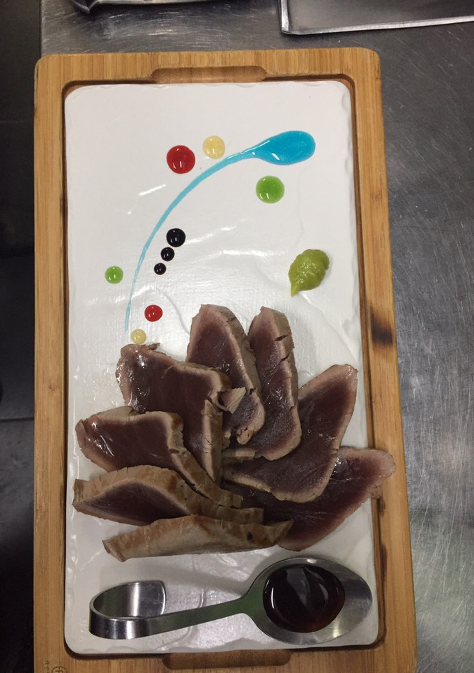 Una foto de Tataki de atún rojo de aleta azul