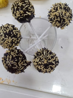ओरियो चॉकलेट बॉल्स (oreo chocolate balls recipe in Hindi) रेसिपी मुख्य फोटो