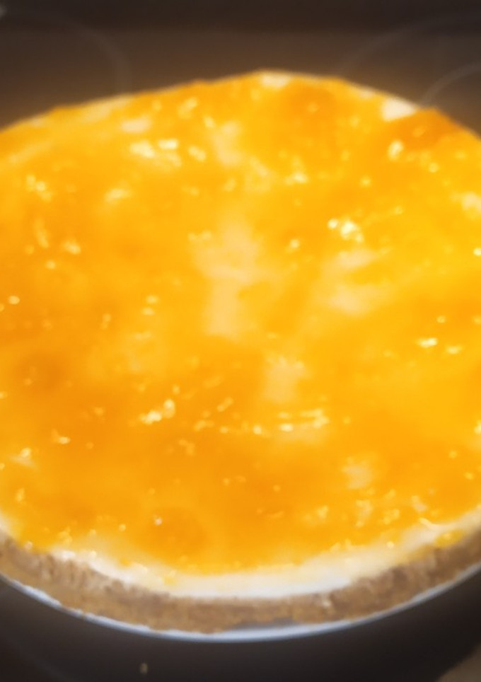 Una foto de Tarta de cuajada y galleta con mermelada de melocotón