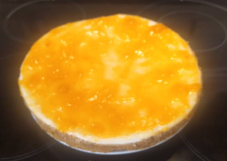Tarta de cuajada y galleta con mermelada de melocotón