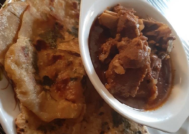 Garlic naan bread with lamb soup