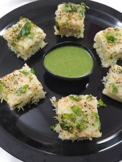रवा ढोकळा (Rava dhokla recipe in marathi) रेसिपी चे मुख्य फोटो