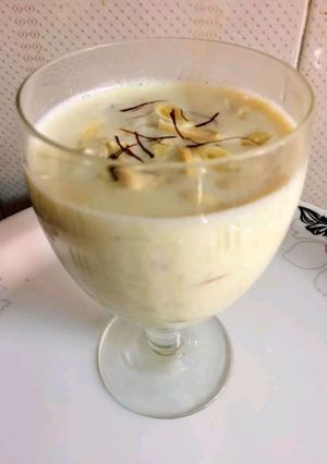 A picture of Thandi kheer with kesar.
